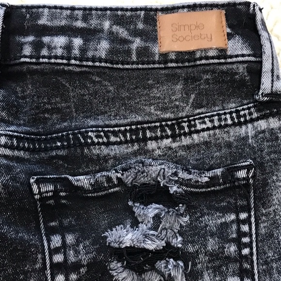 Simple Society Stretch Distressed Denim Black Jean Shorts
0 / 2 XS Extra Small - Picture 4 of 16
